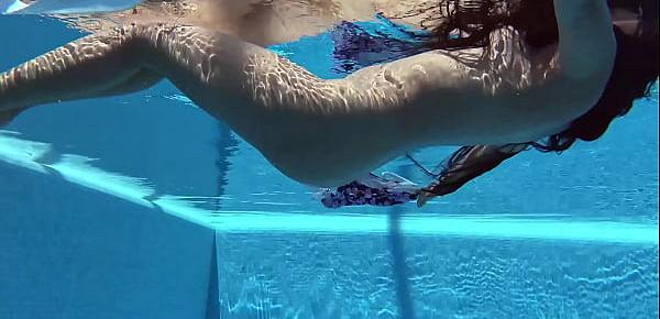 trendsAndreina De Luxe swims naked and beautiful in the pool